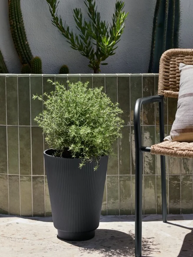 Maceta de jardín SANDLO Ø30xH38 negro en Negro - Muebles para el exterior, Uruguay | JYSK, vista 2