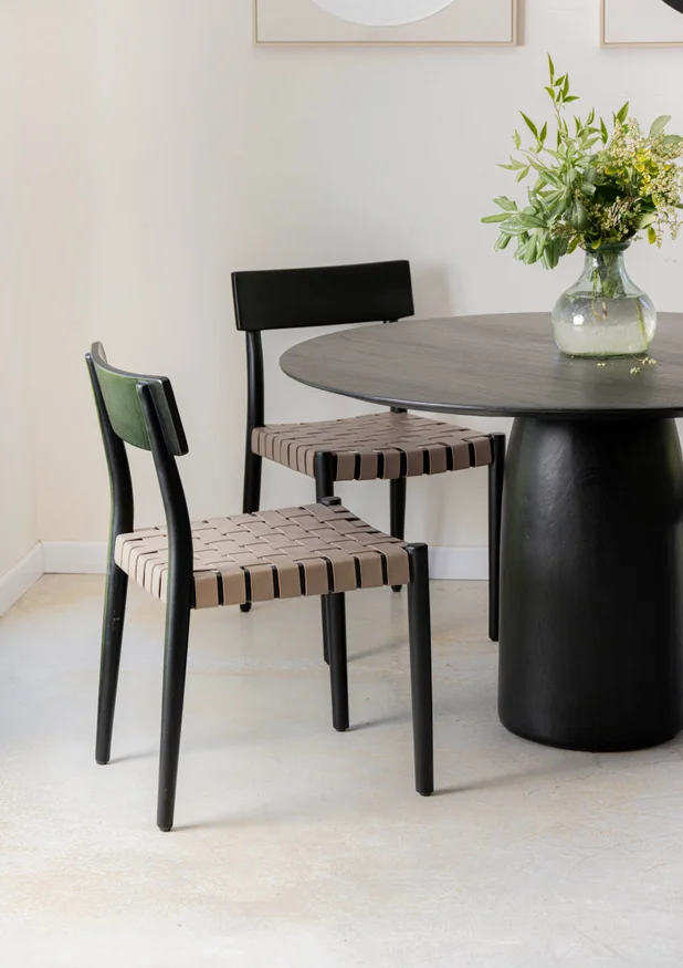 Silla en madera acacia y cuero negro en Negro - Sillas, Uruguay | Entrecasa, vista 2