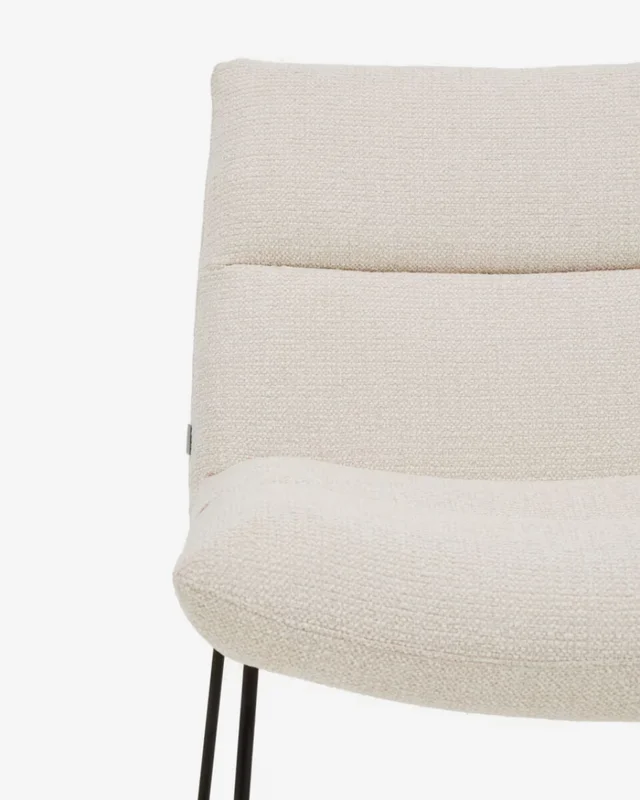 Butaca Asen - de chenilla beige y patas de acero negro FSC 100% en Beige - Butacas, banquetas y puffs, Uruguay | Kavehome, vista 3