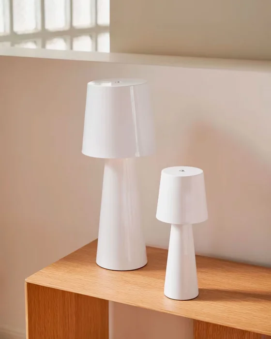 Lámpara de mesa Arenys - pequeña de metal con acabado pintado blanco en Blanco - Lámparas de mesa, Uruguay | Kavehome, vista 3