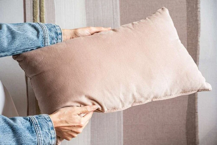 ALMOHADON TERCIOPELO ROSA - 50 X 30 CMS en Rosa - Textiles, Uruguay | La Iberica