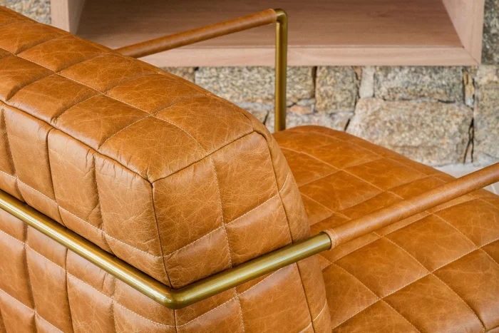 BUTACA ASTON CUERO ITALIANO CARAMELO en Marrón - Butacas, banquetas y puffs, Uruguay | La Iberica, vista 12