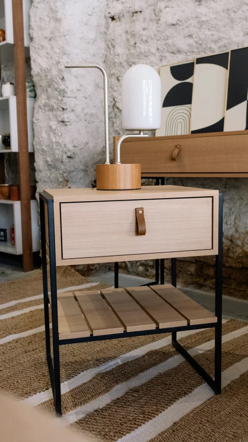Mesa de Luz James (Marrón Claro/Hierro Negro) en Madera natural - Mesas de luz, Uruguay | Berna home, vista 2