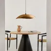 Mesa redonda Wilshire de madera maciza de acacia y patas de acero acabado negro Ø 120 cm en Multicolor - Mesas de comedor, Uruguay | Kavehome, vista 2 de 5