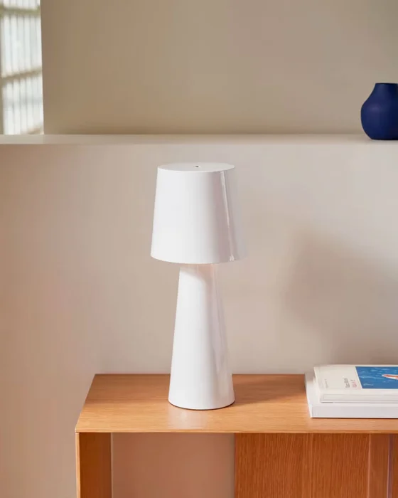 Lámpara de mesa Arenys - pequeña de metal con acabado pintado blanco en Blanco - Lámparas de mesa, Uruguay | Kavehome, vista 4