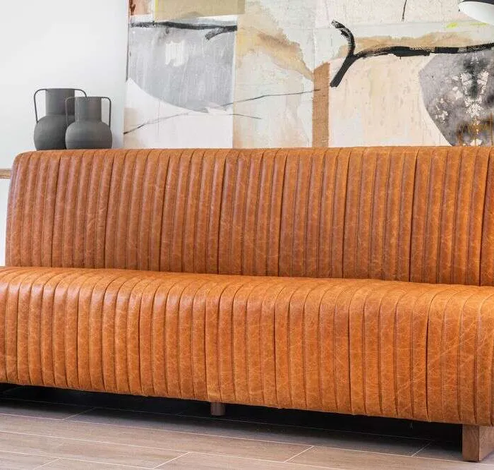 SILLON DE COMEDOR FERRARO - CUERO ITALIANO CARAMELO - 2.13 MTS en Marrón, Uruguay | La Iberica