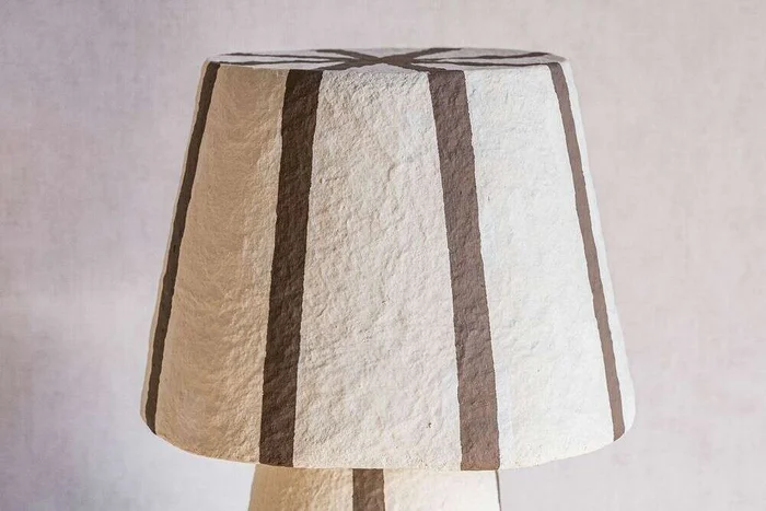 LAMPARA JARRON - PAPEL MACHE - RAYAS en Marrón - Lámparas colgantes, Uruguay | La Iberica, vista 2