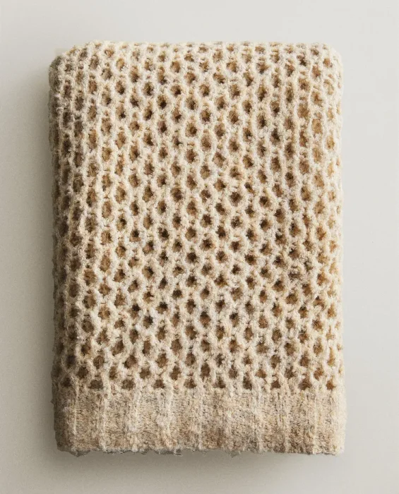 MANTA PUNTO en Beige - Textiles, Uruguay | Zara Home