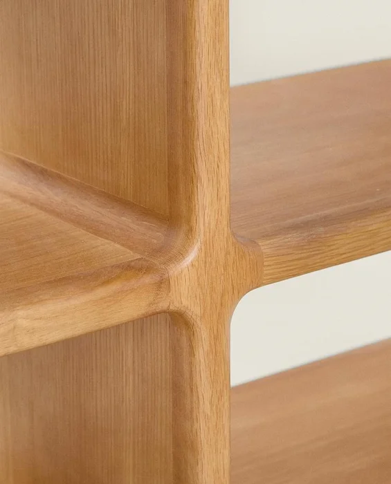 APARADOR ROBLE MIEL MEDIANO en Madera natural - Bibliotecas, Uruguay | Zara Home, vista 5