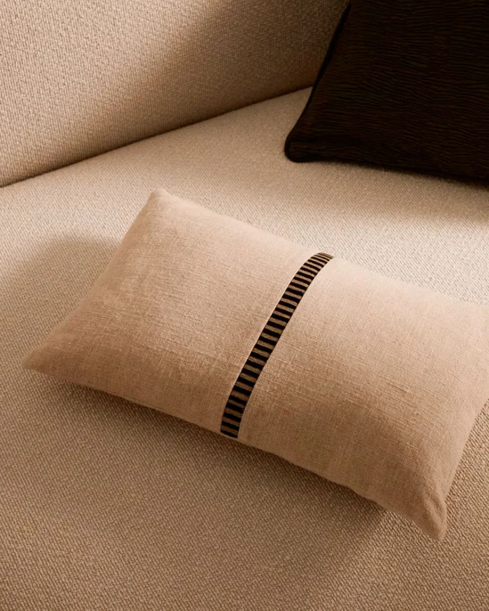 Almohadón Ardit de lino y algodón beige con raya bordada a contraste - verde 30 x 50 cm en Beige - Textiles, Uruguay | Kavehome, vista 2