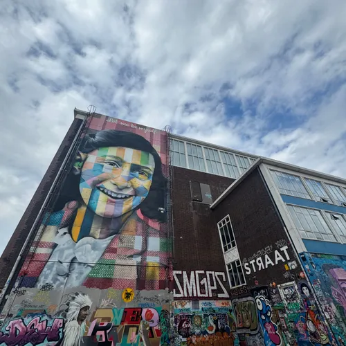 Mural Anne Frank, Áms 2025 en Multicolor - Láminas, Uruguay | Mara Estudio