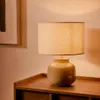 Lámpara de mesa Tay de cerámica verde y lino beige en Beige - Lámparas de mesa, Uruguay | Kavehome, vista 2 de 6