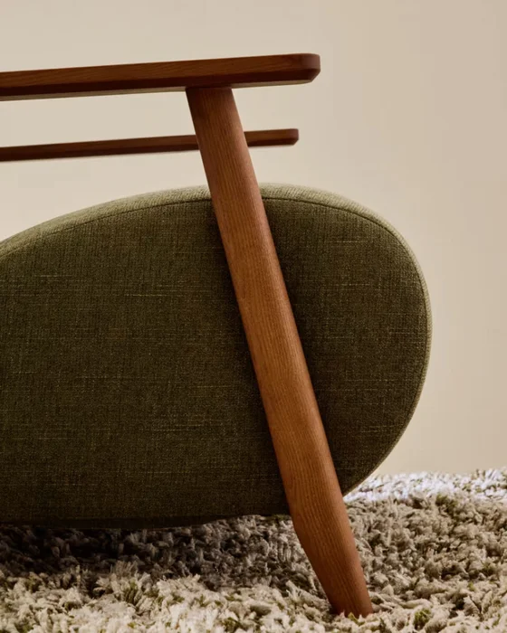 Butaca Meghan de chenilla - de chenilla verde y madera maciza de fresno con acabado nogal FSC Mix Credit en Beige - Butacas, banquetas y puffs, Uruguay | Kavehome, vista 3