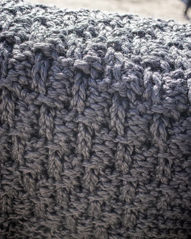 THROW TEJIDO A MANO GRIS OSCURO en Gris - Textiles, Uruguay | Sentido Jose Ignacio