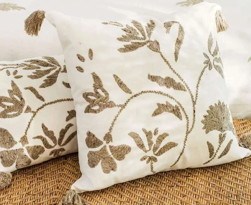 ALMOHADON CON FLORES DE RAFIA BORDADAS A MANO - 50 X 50 CMS - Textiles, Uruguay | La Iberica