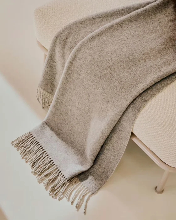 Manta Dakie doble faz mezcla lana gris melange y beige 170 x 130 cm en Gris - Textiles, Uruguay | Kavehome, vista 3