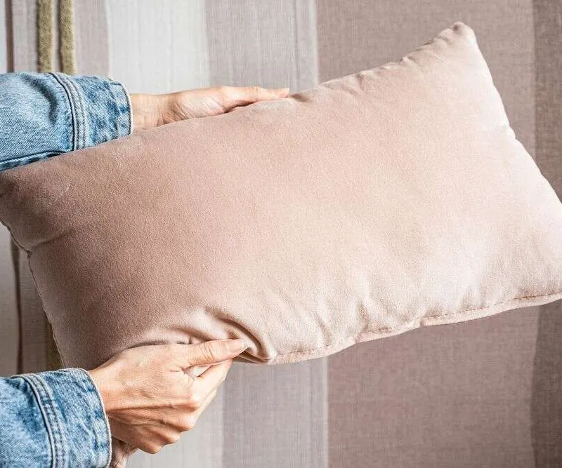 ALMOHADON TERCIOPELO ROSA - 50 X 30 CMS en Rosa - Textiles, Uruguay | La Iberica