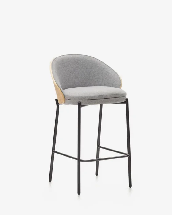 Taburete Eamy de chenilla gris claro chapado en fresno acabado natural y metal negro 65 cm en Gris - Butacas, banquetas y puffs, Uruguay | Kavehome