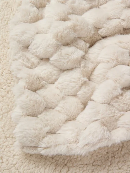 Manta throw HVIDBLOMME 150x200 pelo beige en Beige - Textiles, Uruguay | JYSK, vista 3