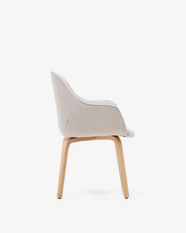 Silla Aleli - de chenilla beige y patas de madera maciza de fresno con acabado natural en Beige - Sillas, Uruguay | Kavehome, vista 8