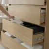Comoda Cajonera Carla para Dormitorio 4 Cajones con Rieles Telescópicos - Castaño en Madera natural - Cómodas, Uruguay | Mulata, vista 4 de 9