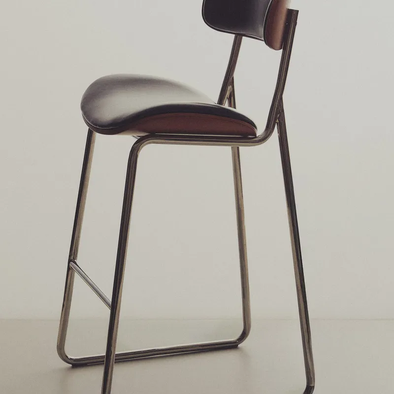 TABURETE ALTO PIEL Y ACERO INOXIDABLE en Negro - Sillas, Uruguay | Zara Home