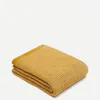 Manta Melany de punto blanco y mostaza 130 x 170 cm en Amarillo - Textiles, Uruguay | Kavehome, vista 1 de 4