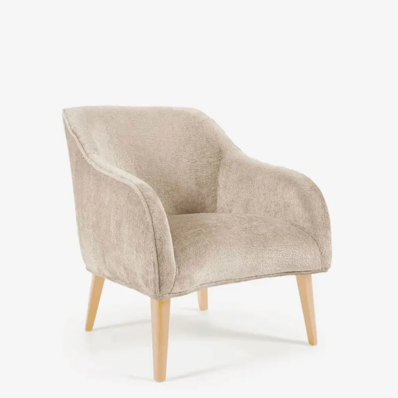 Butaca Bobly de chenilla beige y patas de madera acabado natural en Beige - Butacas, banquetas y puffs, Uruguay | Kavehome