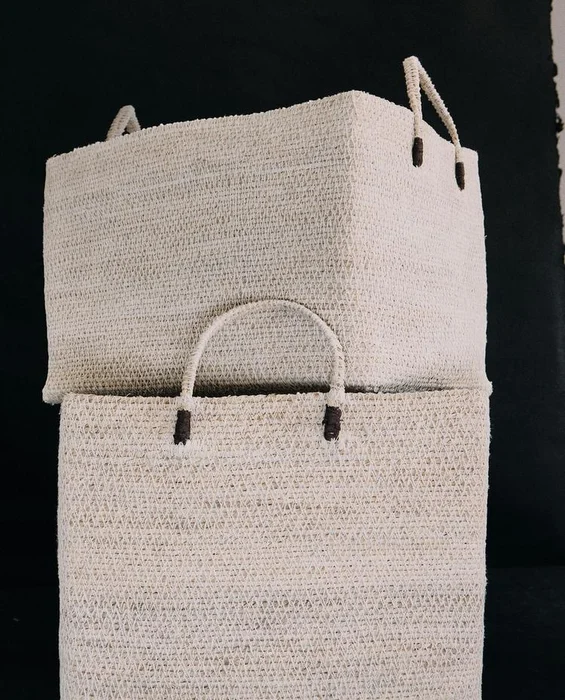CESTA RECTANGULAR SEAGRASS en Beige - Canastos, Uruguay | Zara Home