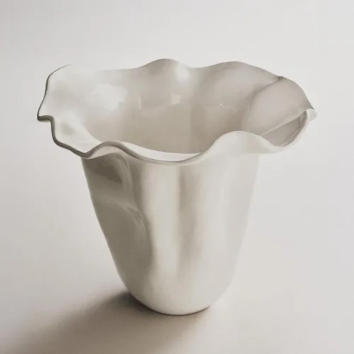 JARRÓN LOZA BRILLO ONDULADO - Jarrones, Uruguay | Zara Home