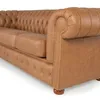 Sofá Chesterfield Novo - Cuero Advanced - 3 cuerpos - Mostarda en Beige - Sillones y sofás, Uruguay | NYR, vista 4 de 6