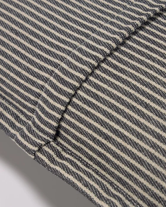 Almohadón Aleria algodón - rayas blanco y gris 45 x 45 cm en Gris - Textiles, Uruguay | Kavehome, vista 4