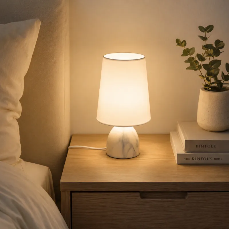 Portatil de Mesa Blanca con  Pantalla y Base Efecto Mármol E14 en Blanco - Lámparas de mesa, Uruguay | Bascuhouse