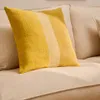 Almohadón Nurei de algodón y lino amarillo, 50 x 50 cm en Amarillo - Textiles, Uruguay | Kavehome, vista 2 de 6
