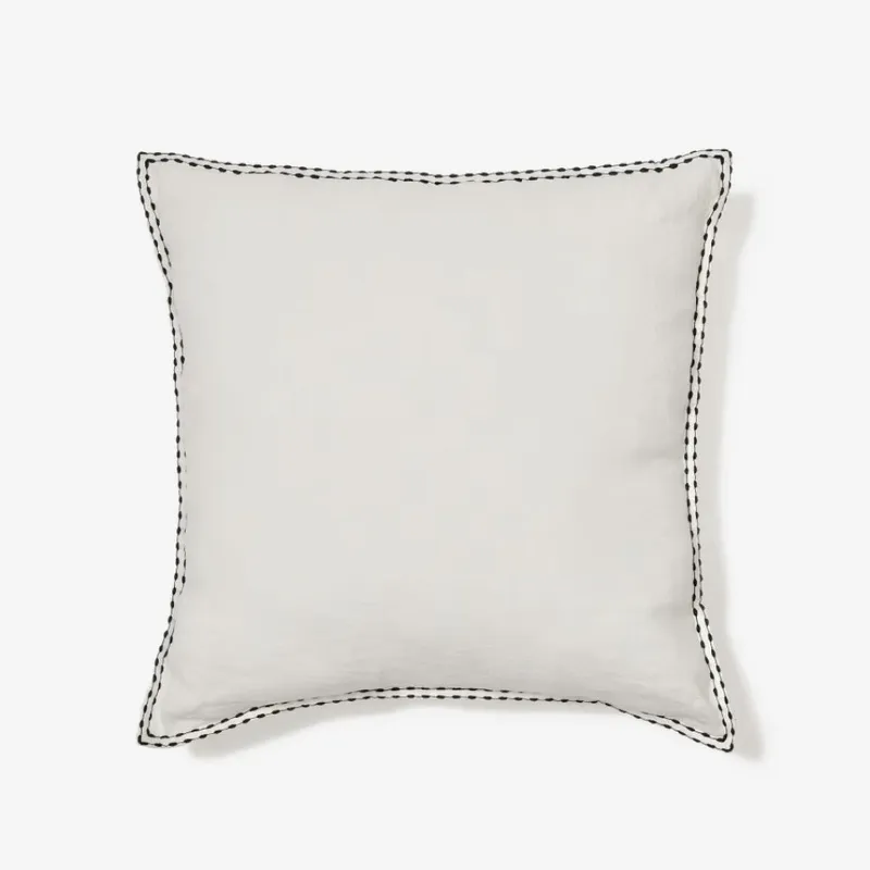 Almohadón Sinet de lino blanco con bordado negro - 30 x 50 cm en Blanco - Textiles, Uruguay | Kavehome