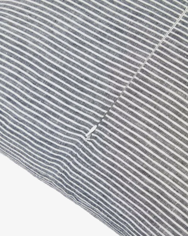 Almohadón Marena 100% lino rayas negro y blanco 45 x 45 cm en Multicolor - Textiles, Uruguay | Kavehome, vista 3