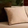 Almohadón Ardit de lino y algodón beige con raya bordada a contraste - verde 45 x 45 cm en Beige - Textiles, Uruguay | Kavehome, vista 3 de 4