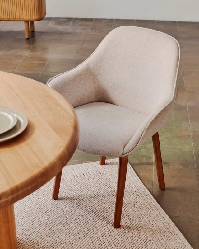 Silla Aleli - de chenilla beige y patas de madera maciza de fresno con acabado natural en Beige - Sillas, Uruguay | Kavehome, vista 4