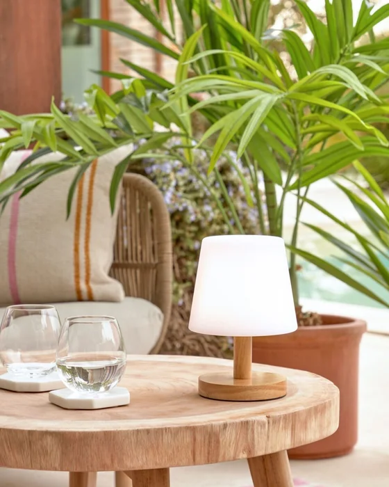 Lámpara de mesa Ambar de polietileno y madera en Madera natural - Lámparas de mesa, Uruguay | Kavehome, vista 2