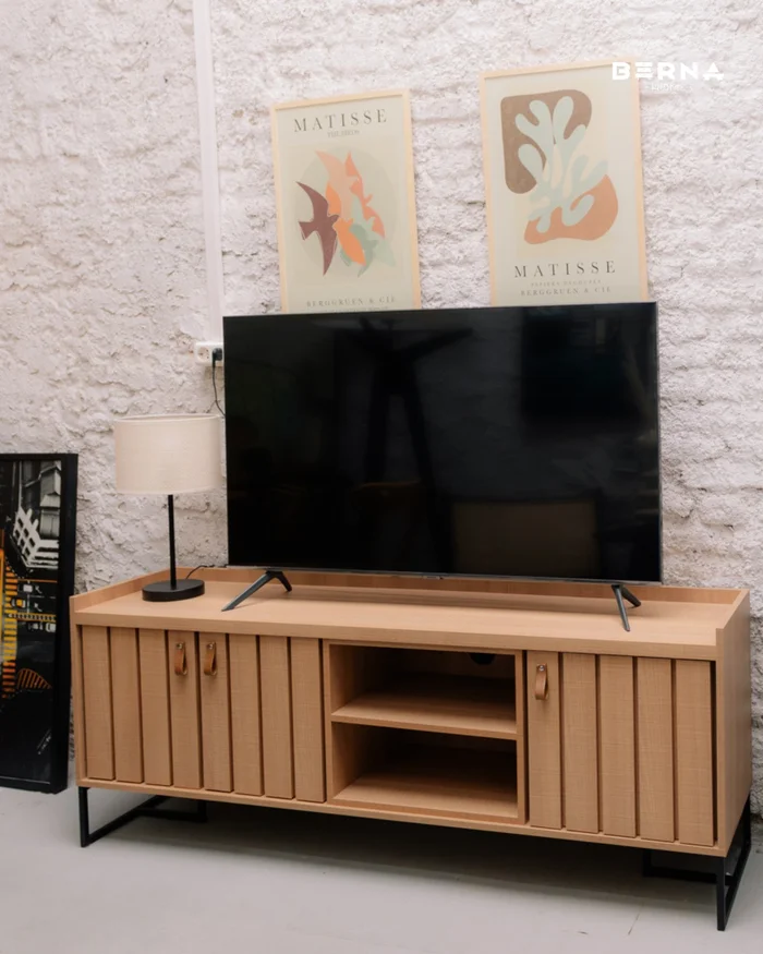 Rack Trendy Marrón Claro (Pie Negro) 140 cm en Madera natural - Muebles para TV, Uruguay | Berna home, vista 2