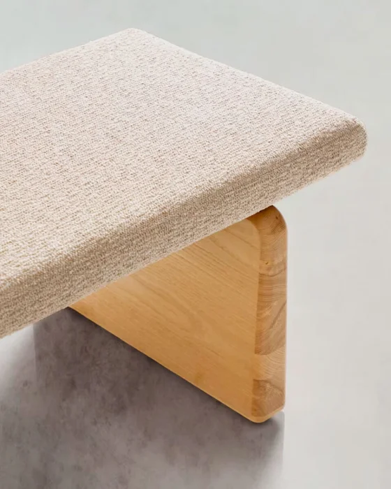 Banco Topaz de chenilla beige y madera maciza de fresno - con acabado natural 150cm FSC 100% en Beige - Butacas, banquetas y puffs, Uruguay | Kavehome, vista 4