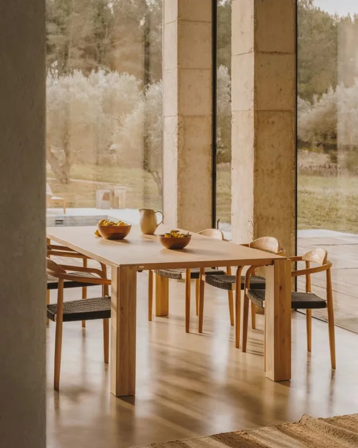 Mesa Deyanira de chapa de roble y patas de madera maciza de roble 220 x 110 cm en Madera natural - Mesas de comedor, Uruguay | Kavehome, vista 2
