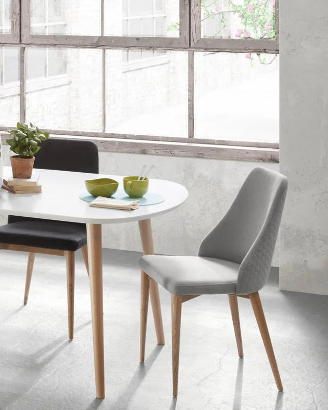Silla Rosie - gris claro con patas de madera acabado natural en Gris - Sillas, Uruguay | Kavehome, vista 3