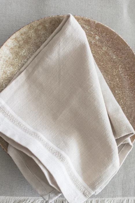 SERVILLETA LISO BEIGE Y CRUDO 50X50 en Beige - Textiles, Uruguay | Sentido Jose Ignacio