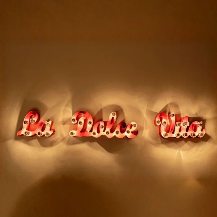 LUMINARIA DE PARED LA DOLCE VITA ROJO  en Rojo - Lámparas de mesa, Uruguay | Viasono