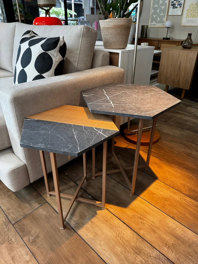 Mesa Lateral Idea (Mármol Gris/Marrón Claro/Pie Dorado) en Multicolor - Mesas de arrimo, Uruguay | Berna home, vista 2