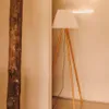 Lámpara de pie Benicarlo de madera de caucho con acabado natural y beige en Beige - Lámparas de pie, Uruguay | Kavehome, vista 2 de 7