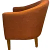 Poltrona patas de madera tapizada en tela color ladrillo en Terracota - Butacas, banquetas y puffs, Uruguay | Champagne Home, vista 3 de 3