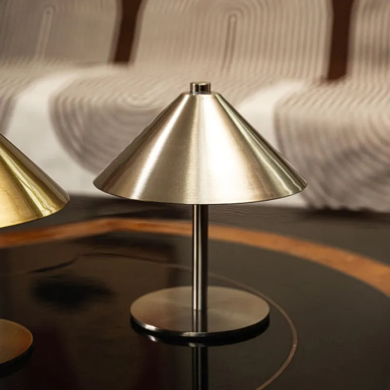 Lámpara de mesa cónica metálica - plateada - Lámparas de mesa, Uruguay | Buho Store