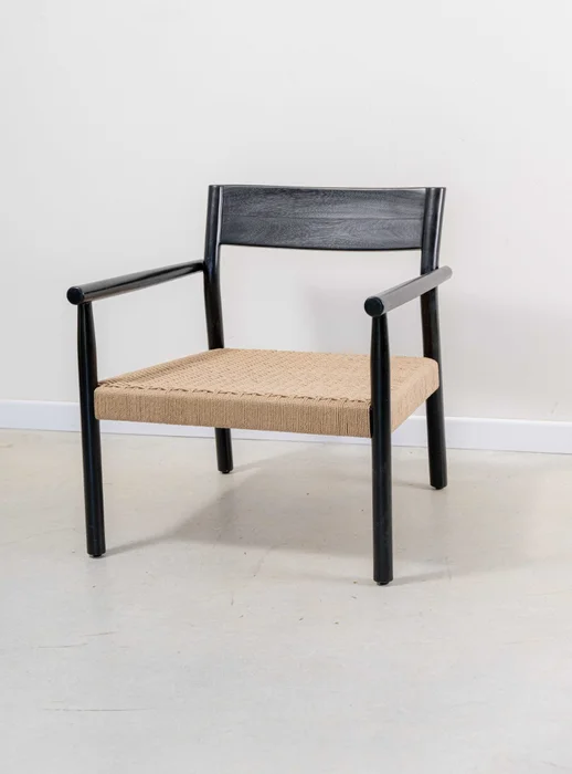 Butaca en madera teca negra y cuerda natural en Negro - Butacas, banquetas y puffs, Uruguay | Entrecasa
